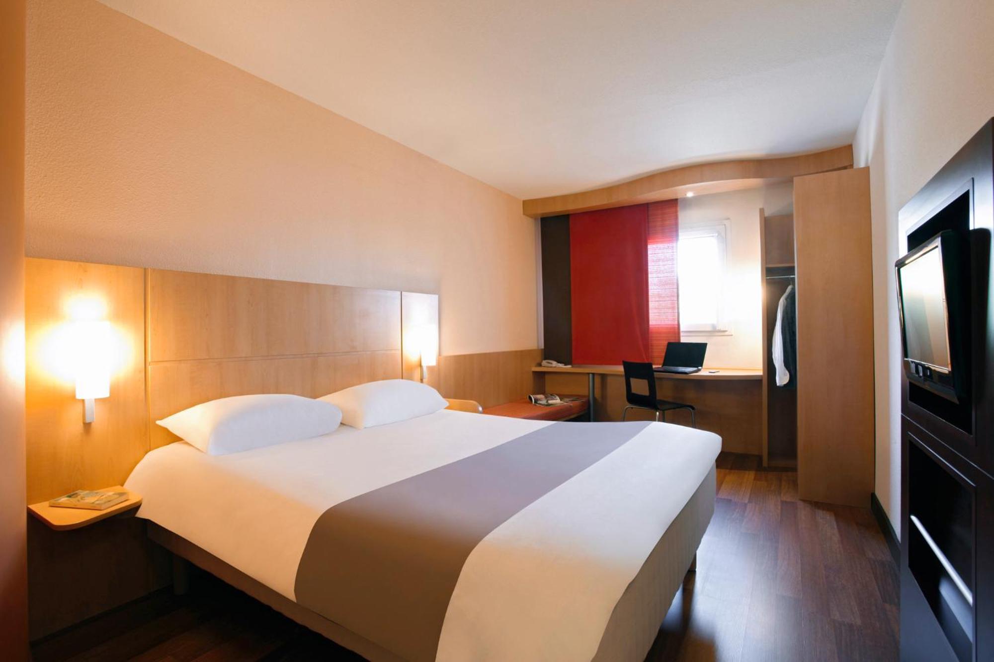 Ibis Manosque Cadarache Hotel Bagian luar foto
