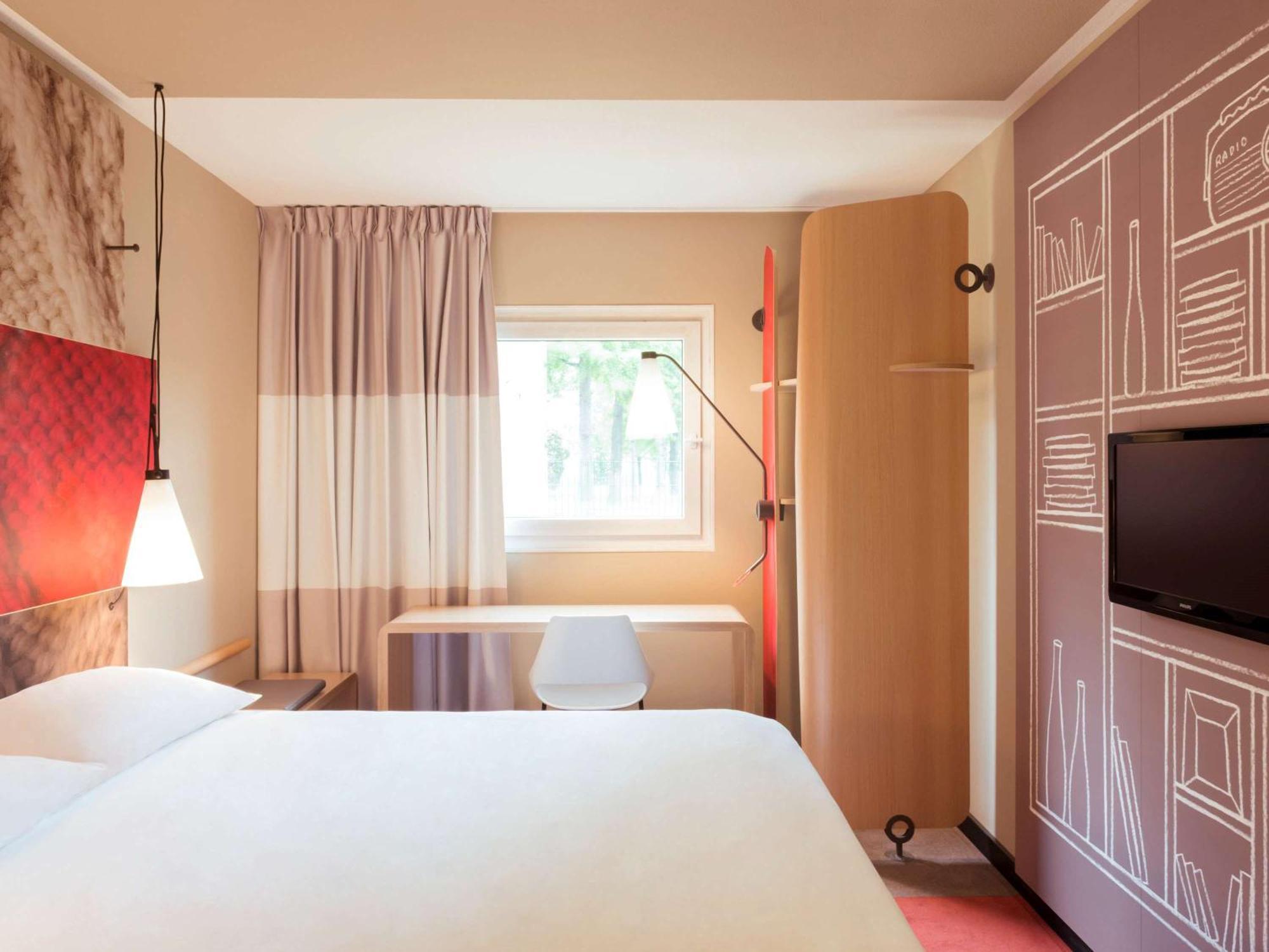 Ibis Manosque Cadarache Hotel Bagian luar foto