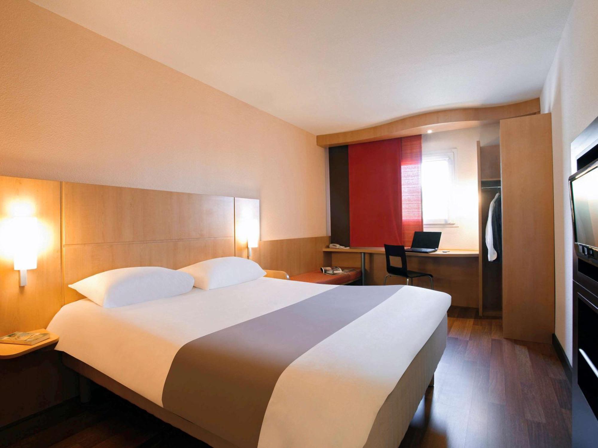 Ibis Manosque Cadarache Hotel Bagian luar foto