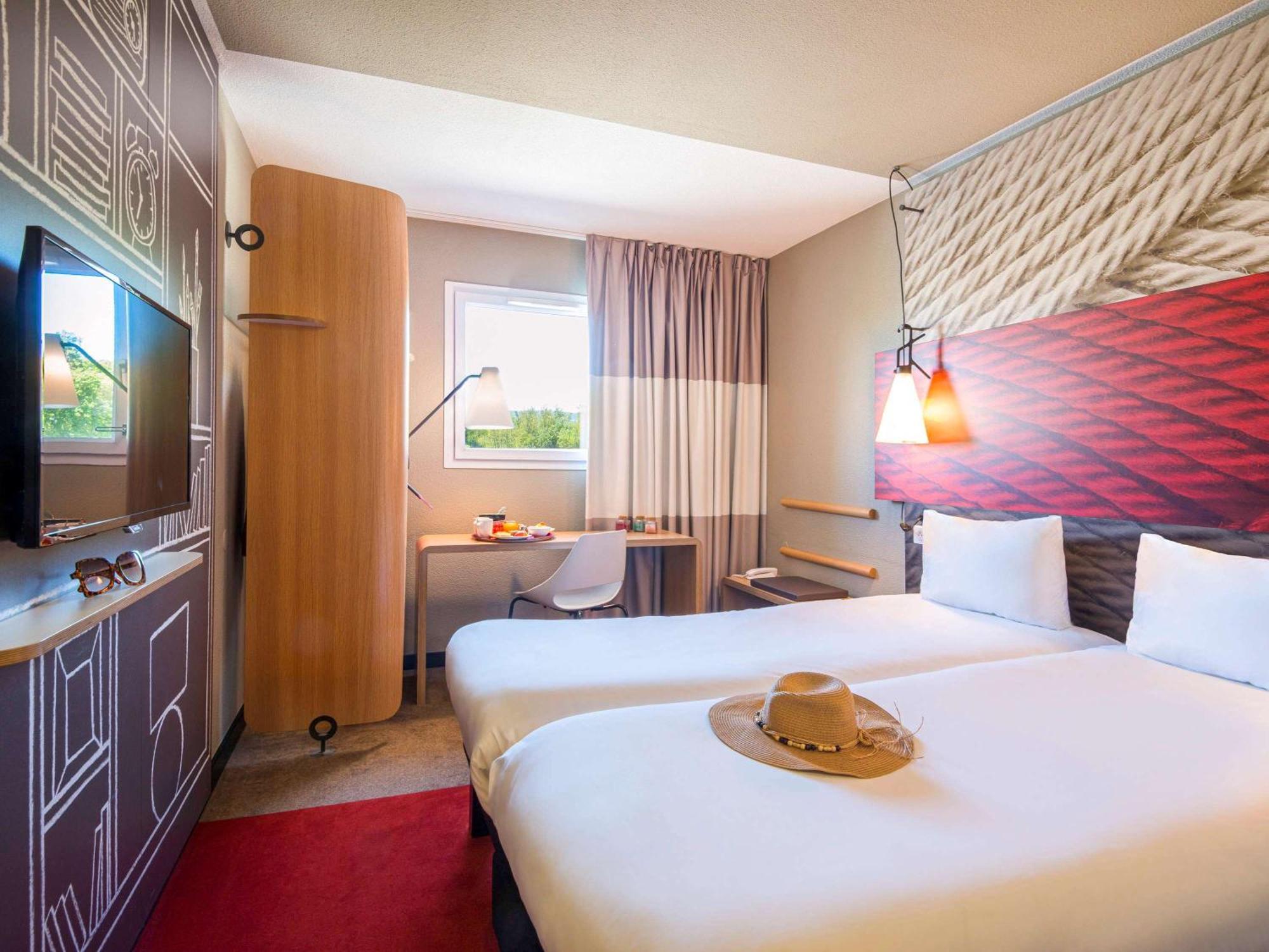 Ibis Manosque Cadarache Hotel Bagian luar foto