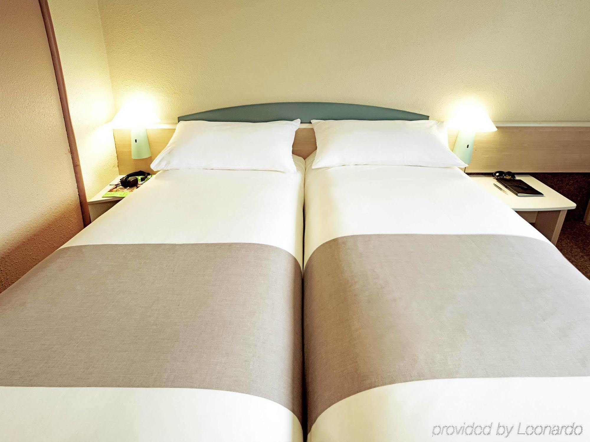Ibis Manosque Cadarache Hotel Bagian luar foto