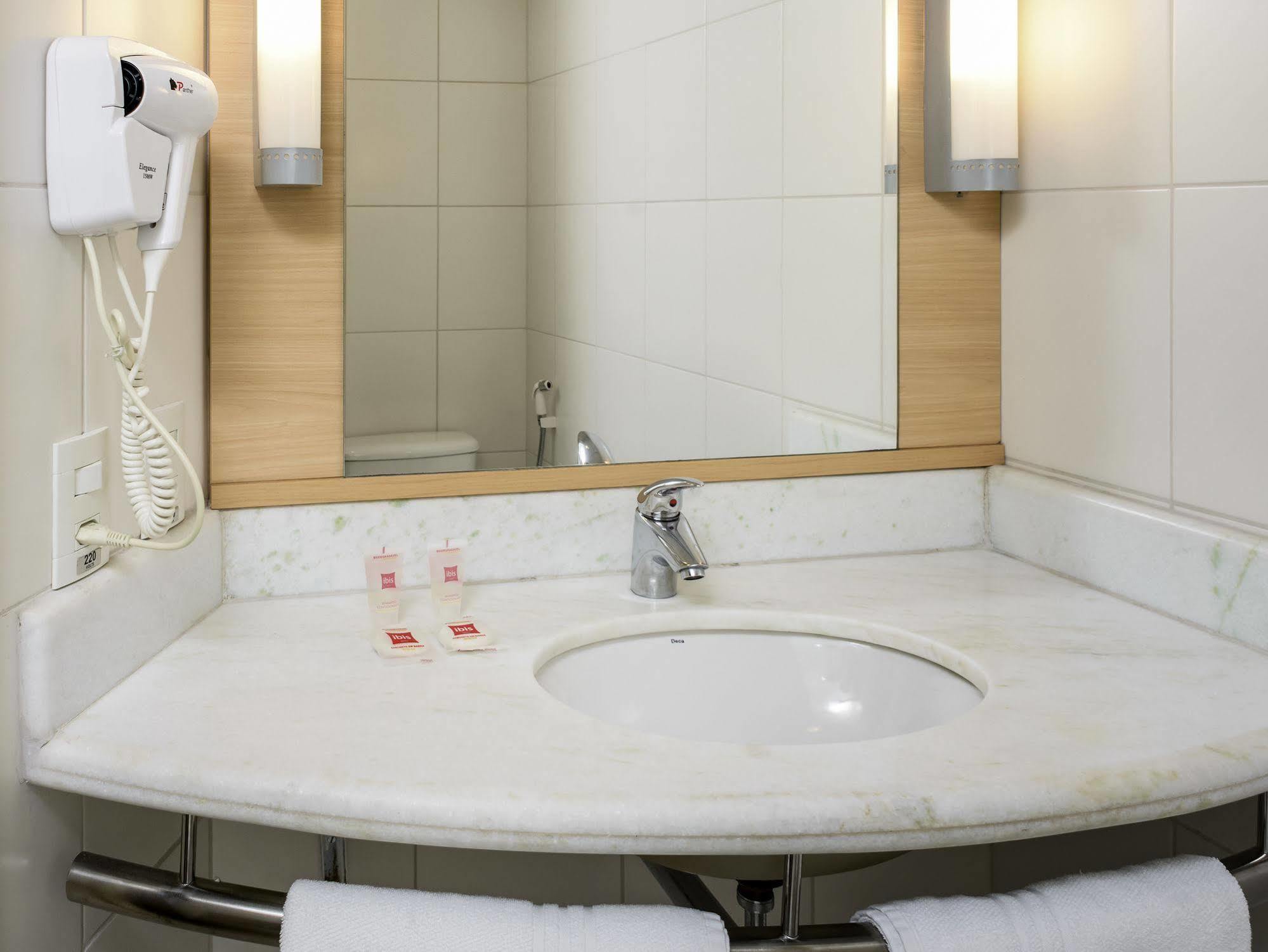 Ibis Manosque Cadarache Hotel Bagian luar foto