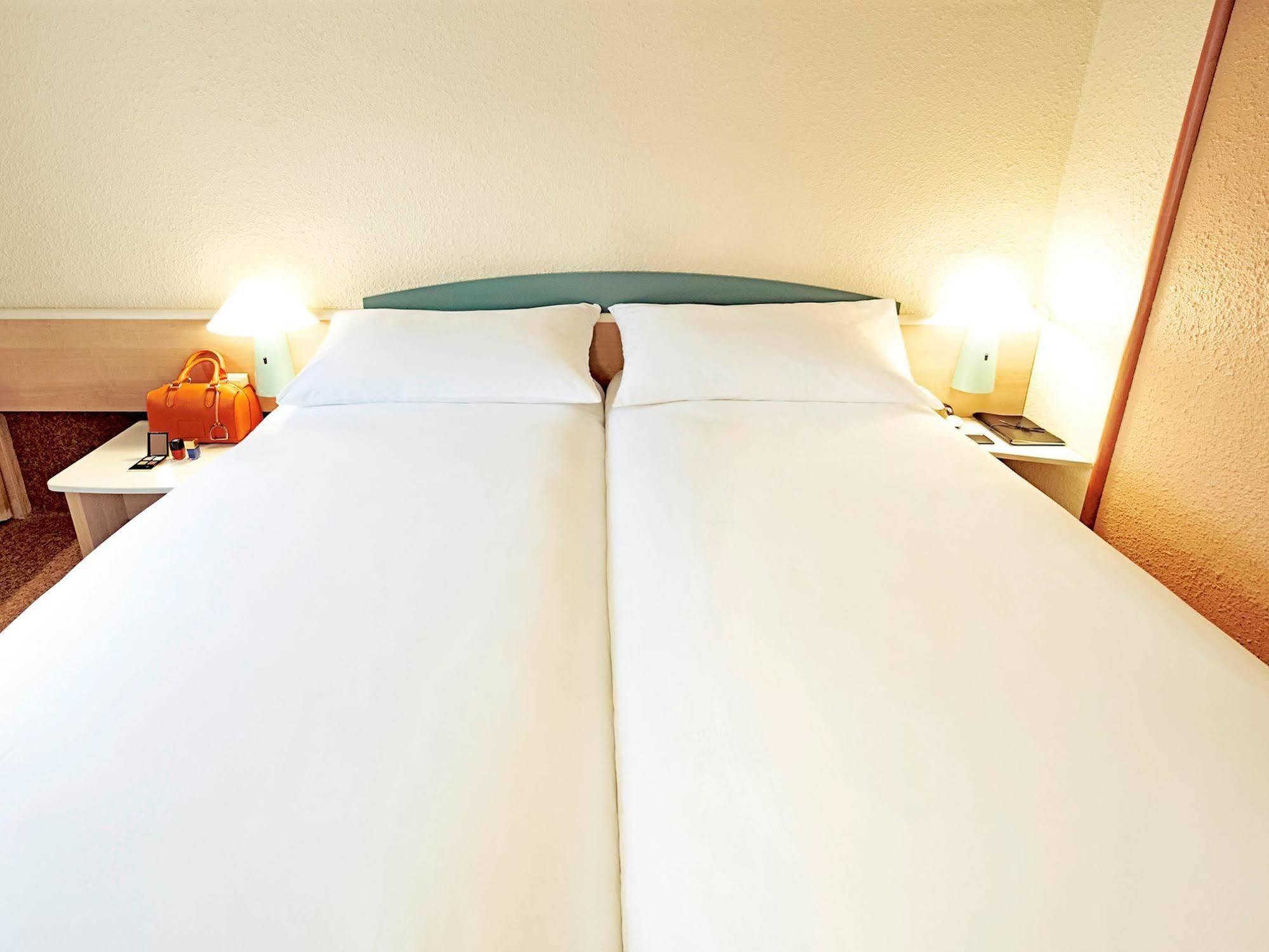 Ibis Manosque Cadarache Hotel Bagian luar foto